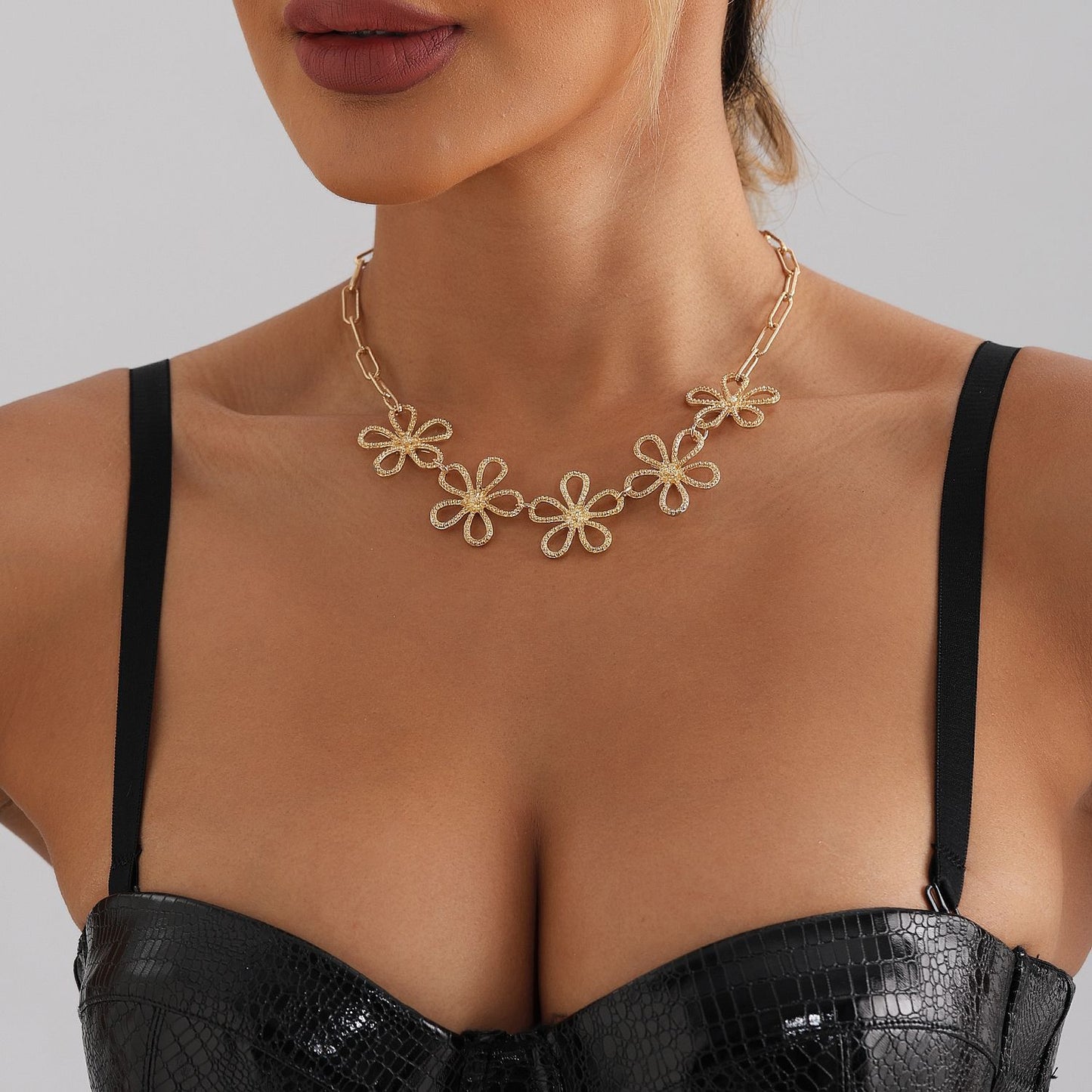 Collar de aleación floral vintage con filigrana para mujer con acabado chapado y estilo de cadena a la clavícula