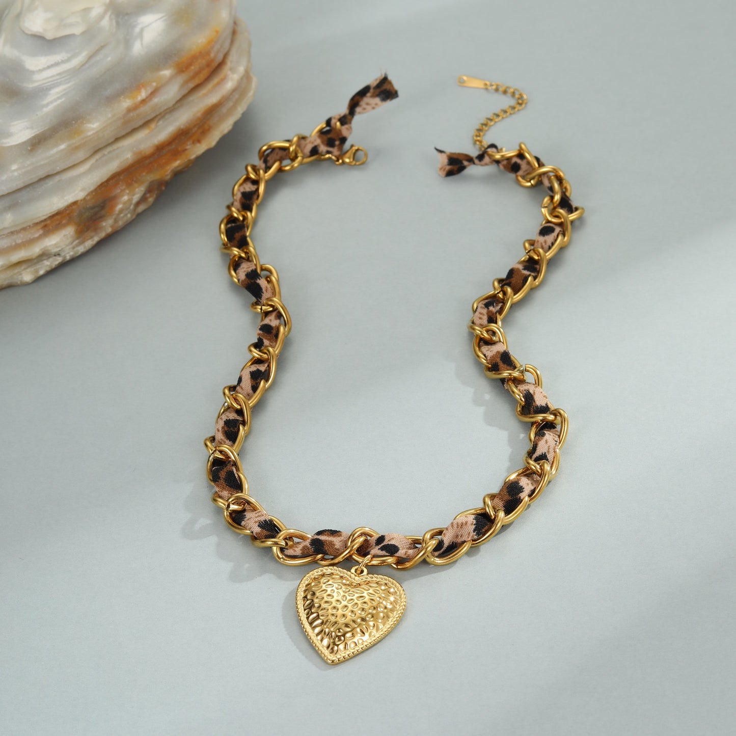 Collana con Pendente a Cuore a Stampa Leopardata alla Moda in Acciaio Inossidabile con Placcatura in Oro 18K da Donna