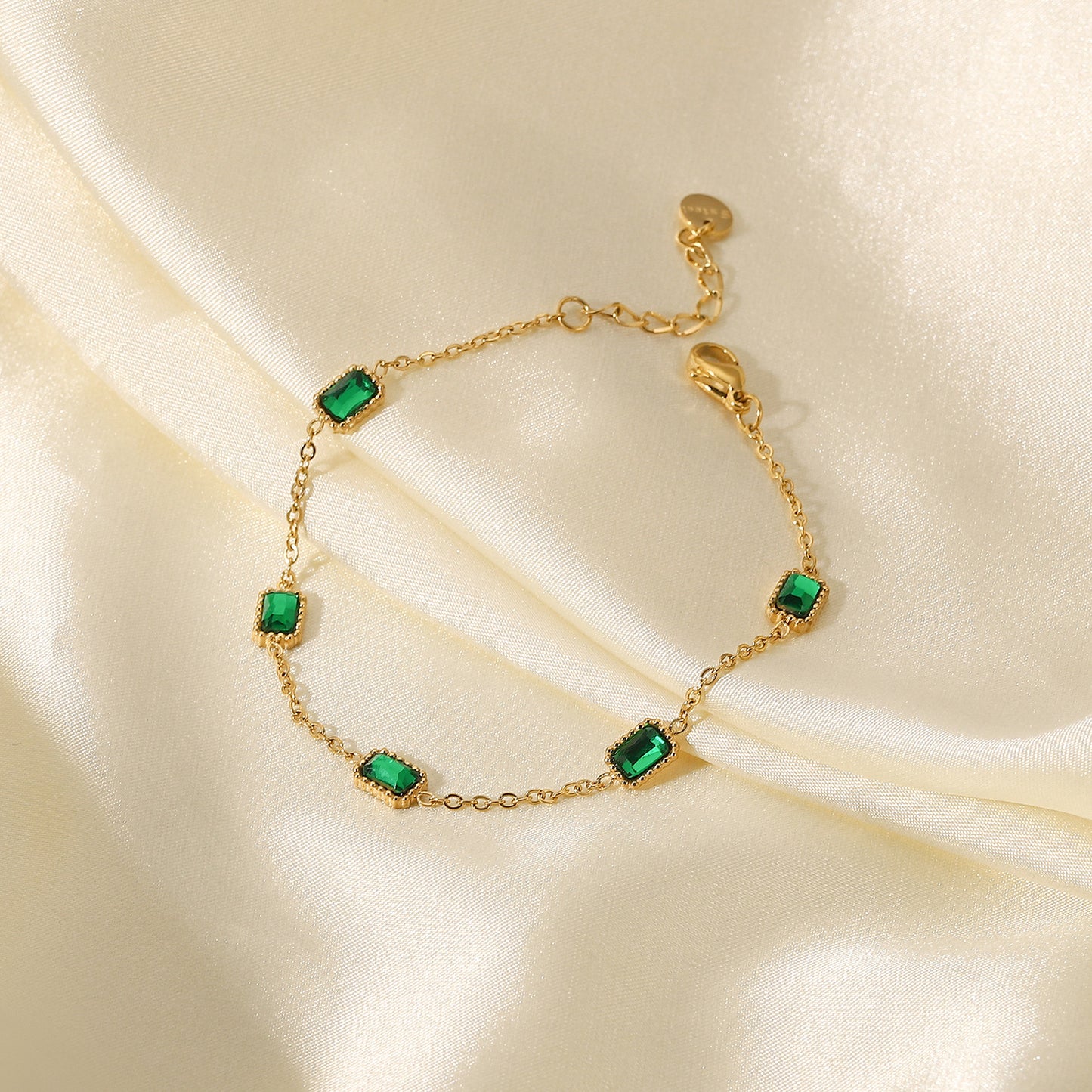 Bracciale Minimalista Geometrico in Acciaio Inossidabile con Placcatura in Oro 14K e Accenti Quadrati di Zircone Verde da Donna
