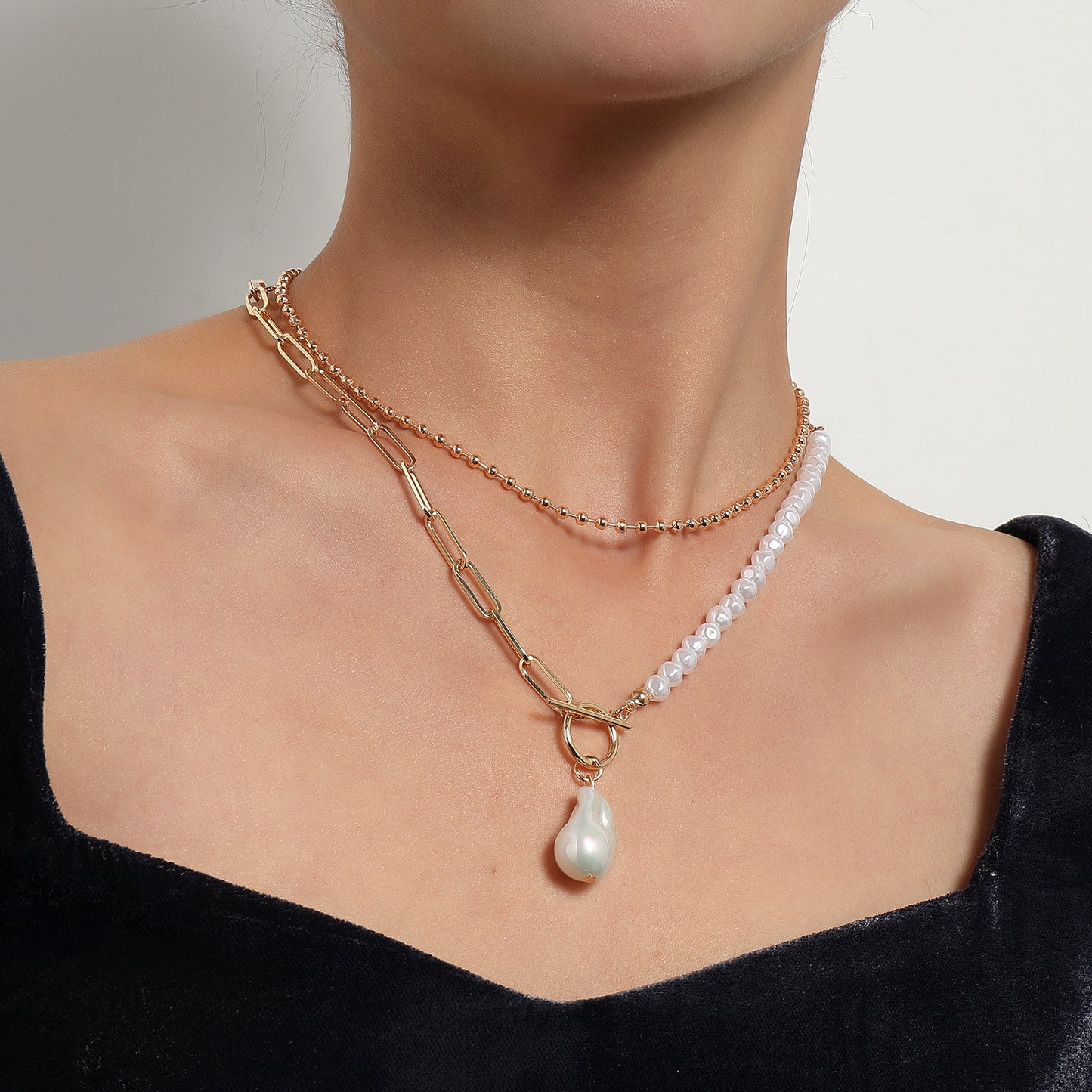 Geometric Short Pendant Necklace for Women Alloy Ball Chain with Mother of Pearl Inlay