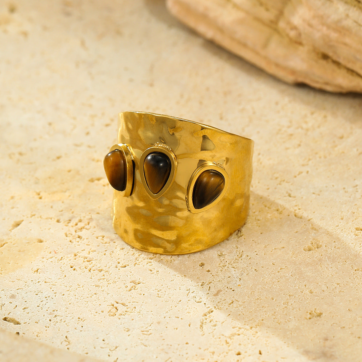 Elegante Anillo Bañado en Acero Inoxidable con Textura Geométrica Vintage Francés y Piedra Natural Incrustada para Mujer