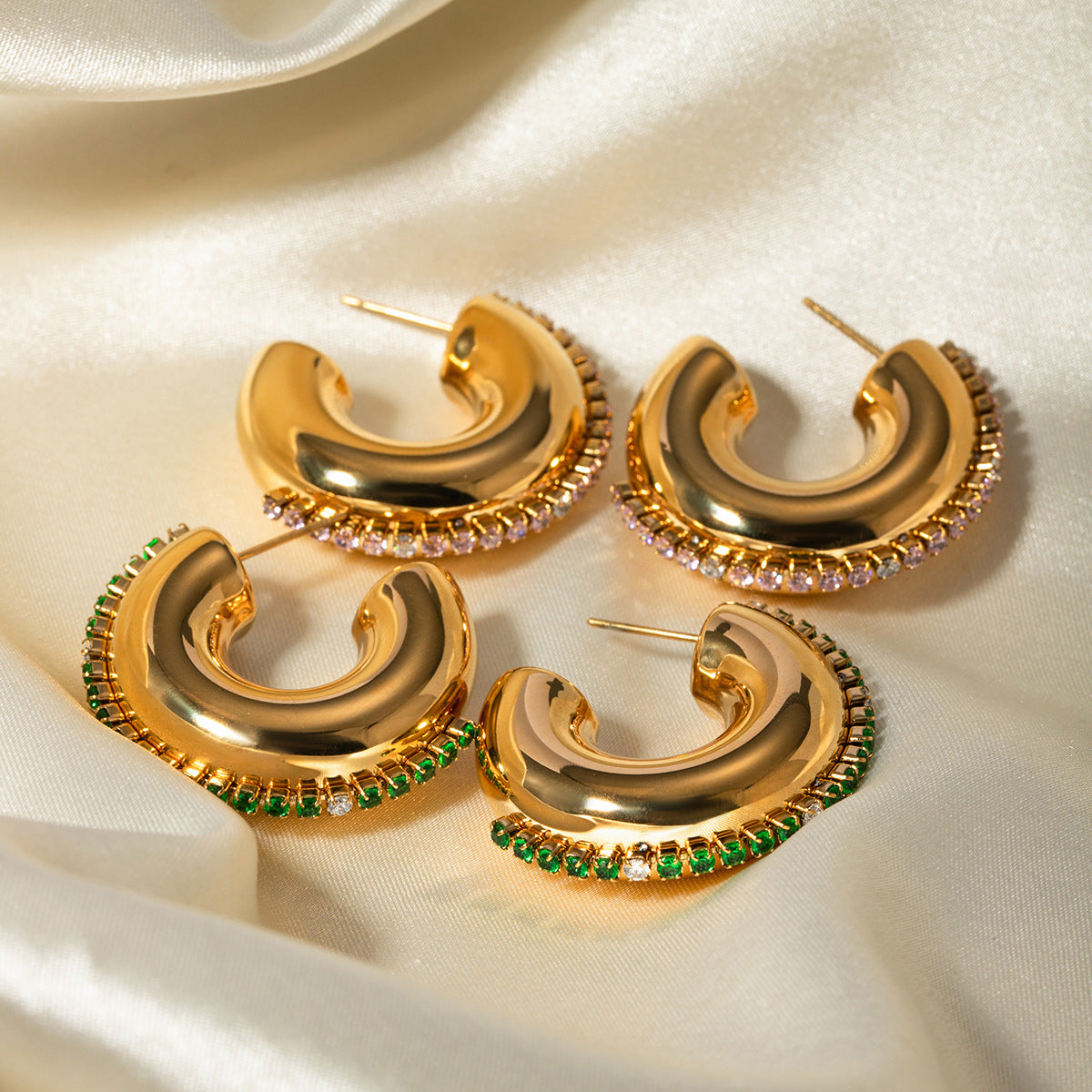 Orecchini a cerchio minimalisti da donna placcati oro 18 carati in acciaio inossidabile con strass verdi e bianchi a forma di C