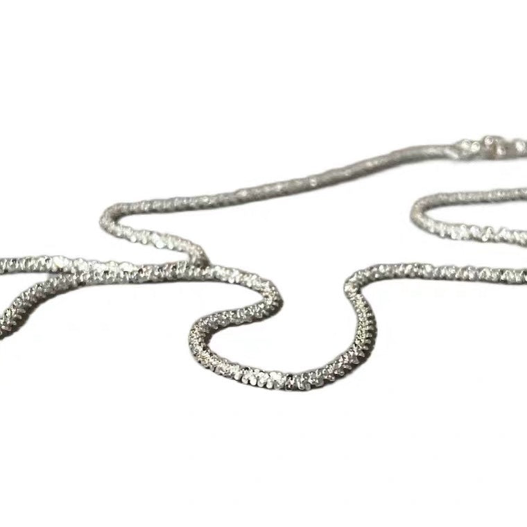 Elegante collana corta da donna in argento sterling con texture ondulata e delicato design a clavicola