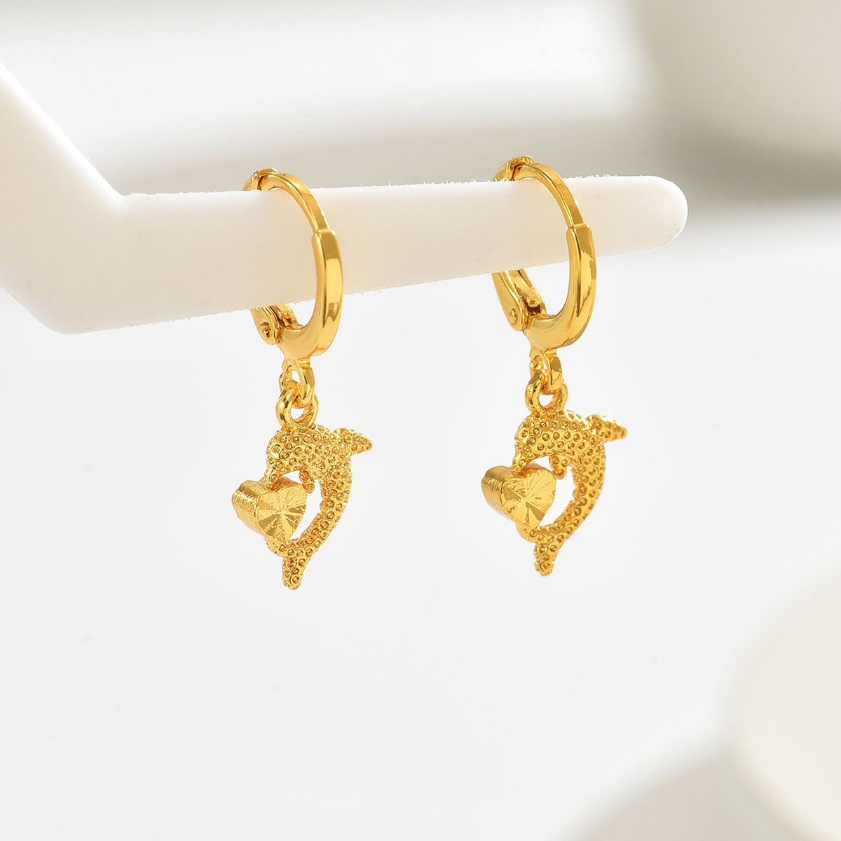 Orecchini da donna minimalisti in rame a forma di delfino con placcatura in oro 18 carati