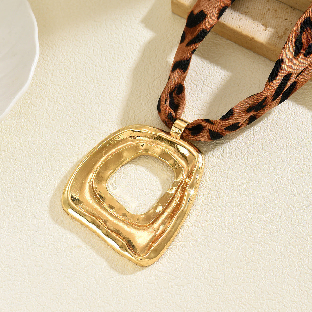 Collana con Pendente Geometrico Irregolare Minimalista da Donna in Lega di Zinco con Finitura Galvanizzata e Cordino in Velluto