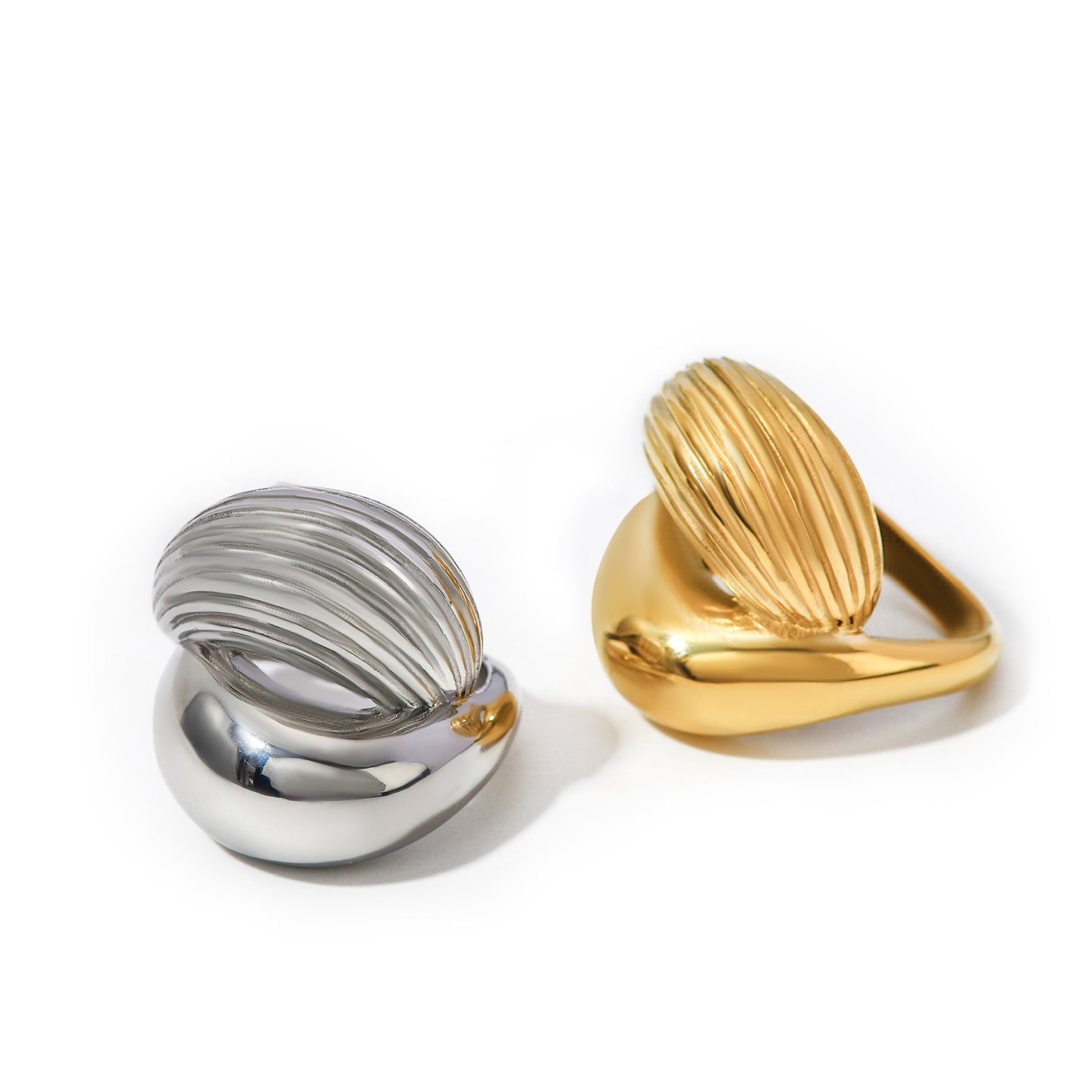 Anello Minimalista Unisex in Acciaio Inossidabile Placcato Oro 18K a Goccia Irregolare con Strisce