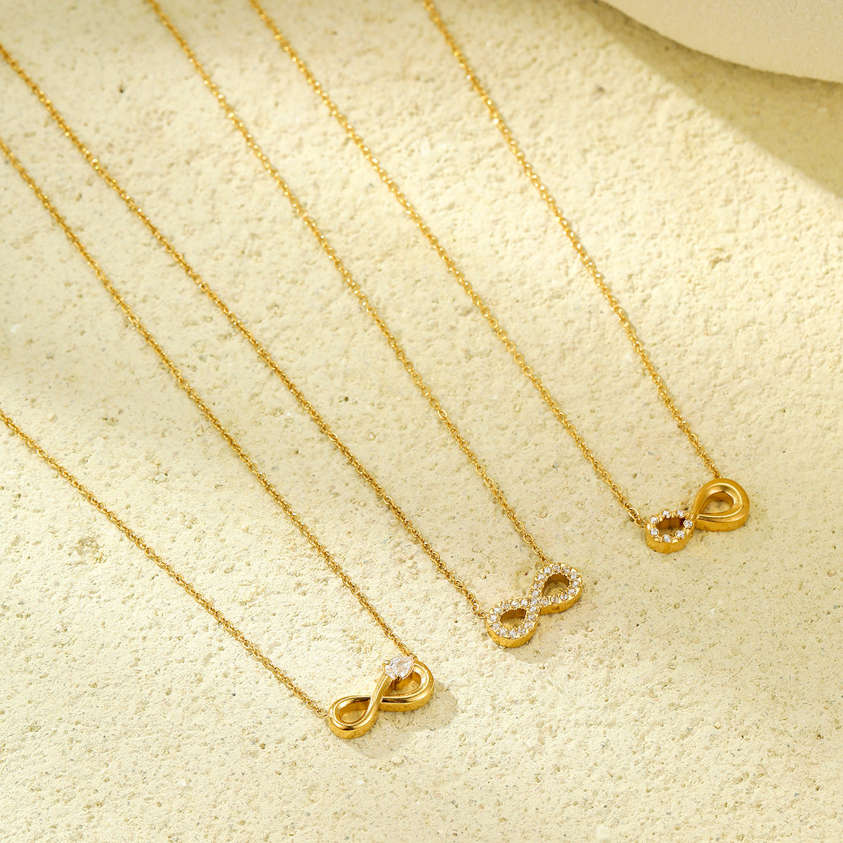 Collana da donna minimalista a otto geometrico in acciaio al titanio con intarsio in zircone