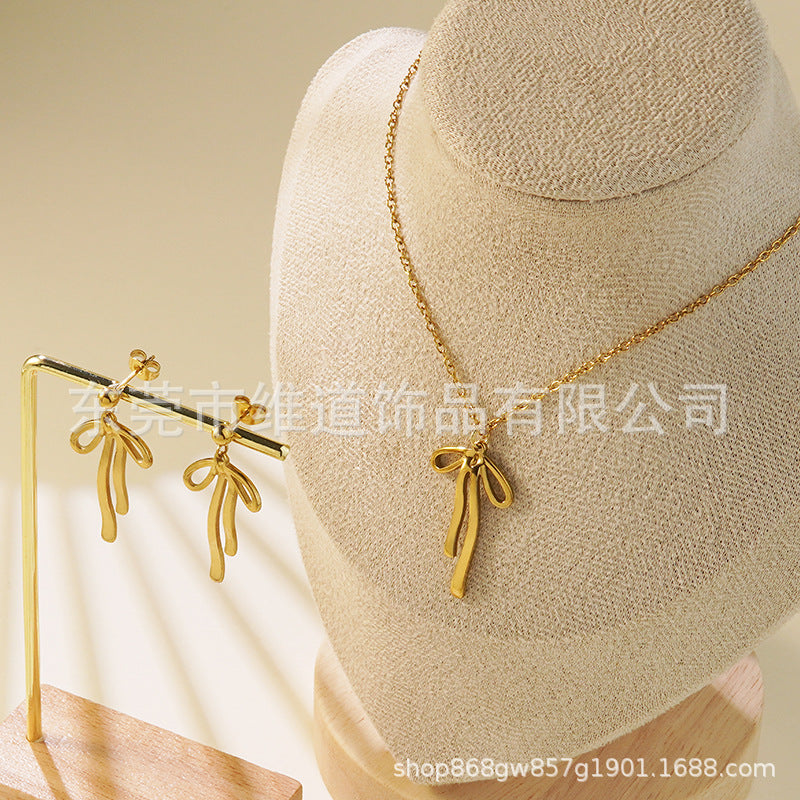 Conjunto de joyas de acero inoxidable con baño de oro minimalista con colgante de corazón floral y lazo en cadena para mujer