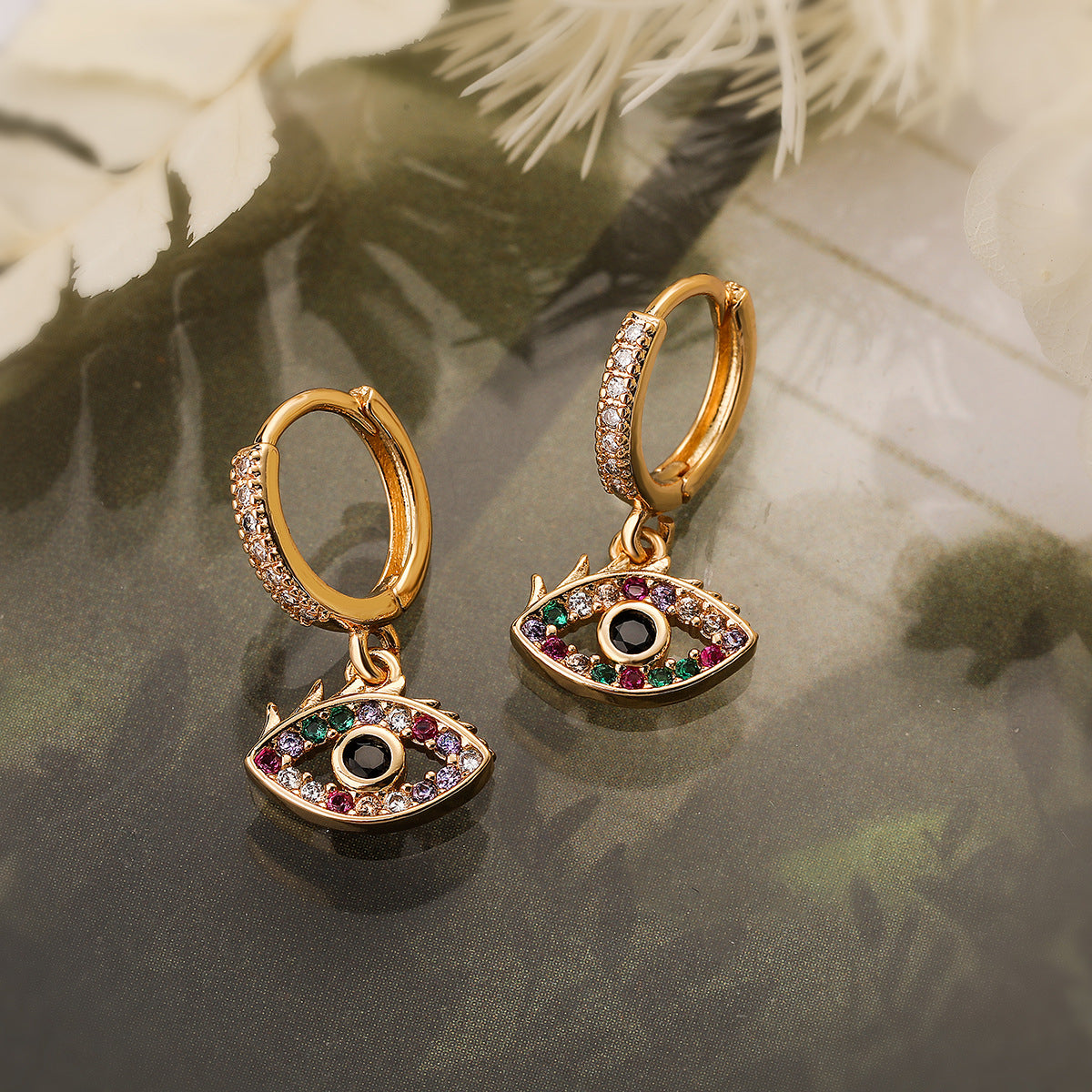 Orecchini a perno geometrici minimalisti color oro e rame con zirconi colorati a forma di occhio di Hamsa per donna