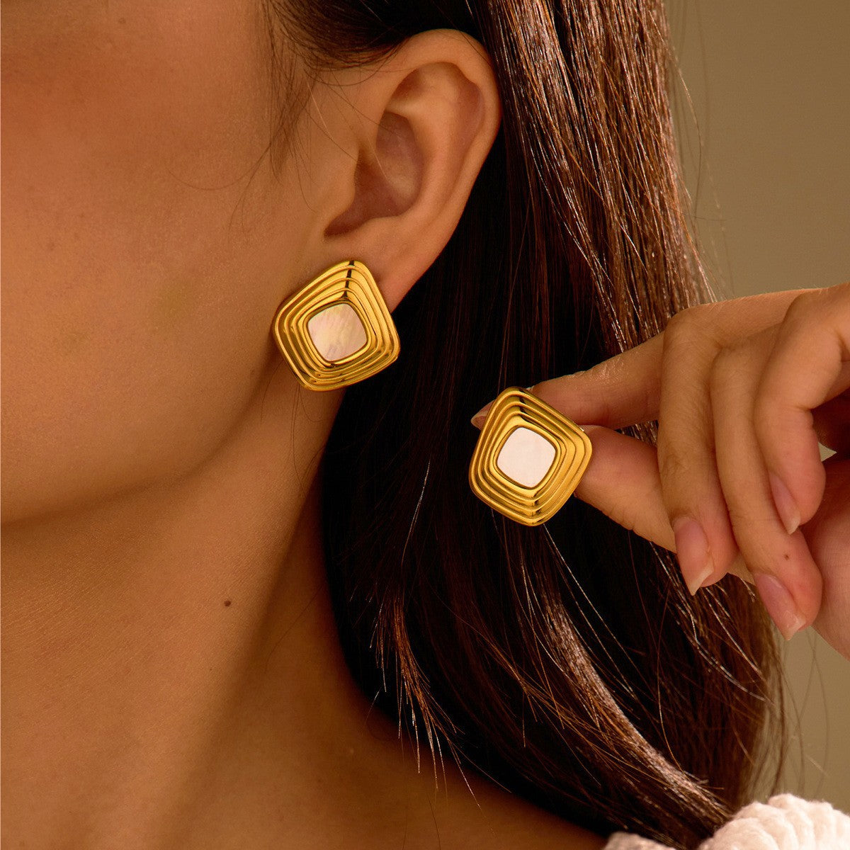 Pendientes de acero inoxidable geométricos minimalistas para mujer con acabado electrochapado y diseño cuadrilátero irregular