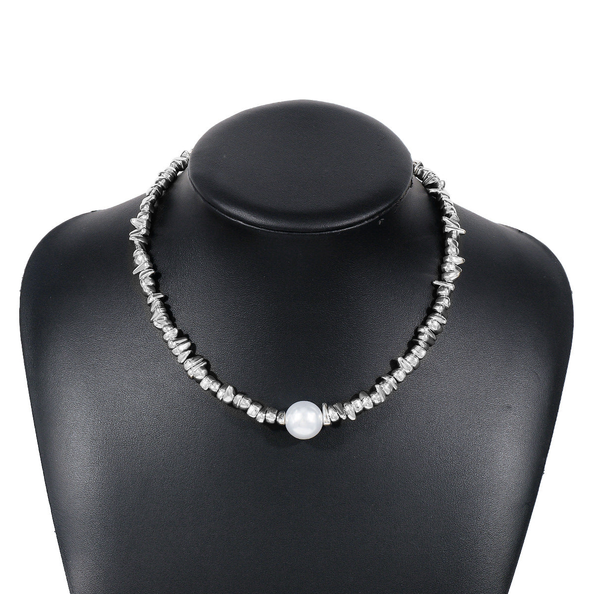 Collar Colgante Geométrico Minimalista para Mujer con Base de Aleación de Hierro Electrochapado y Detalles de Perlas de Imitación, Diseño de Contraste en Blanco y Negro