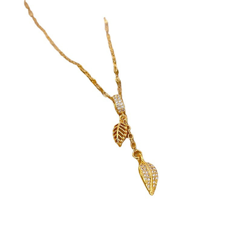 Collana con ciondolo a foglia in acciaio al titanio lussuoso vintage con zirconi, a catena corta