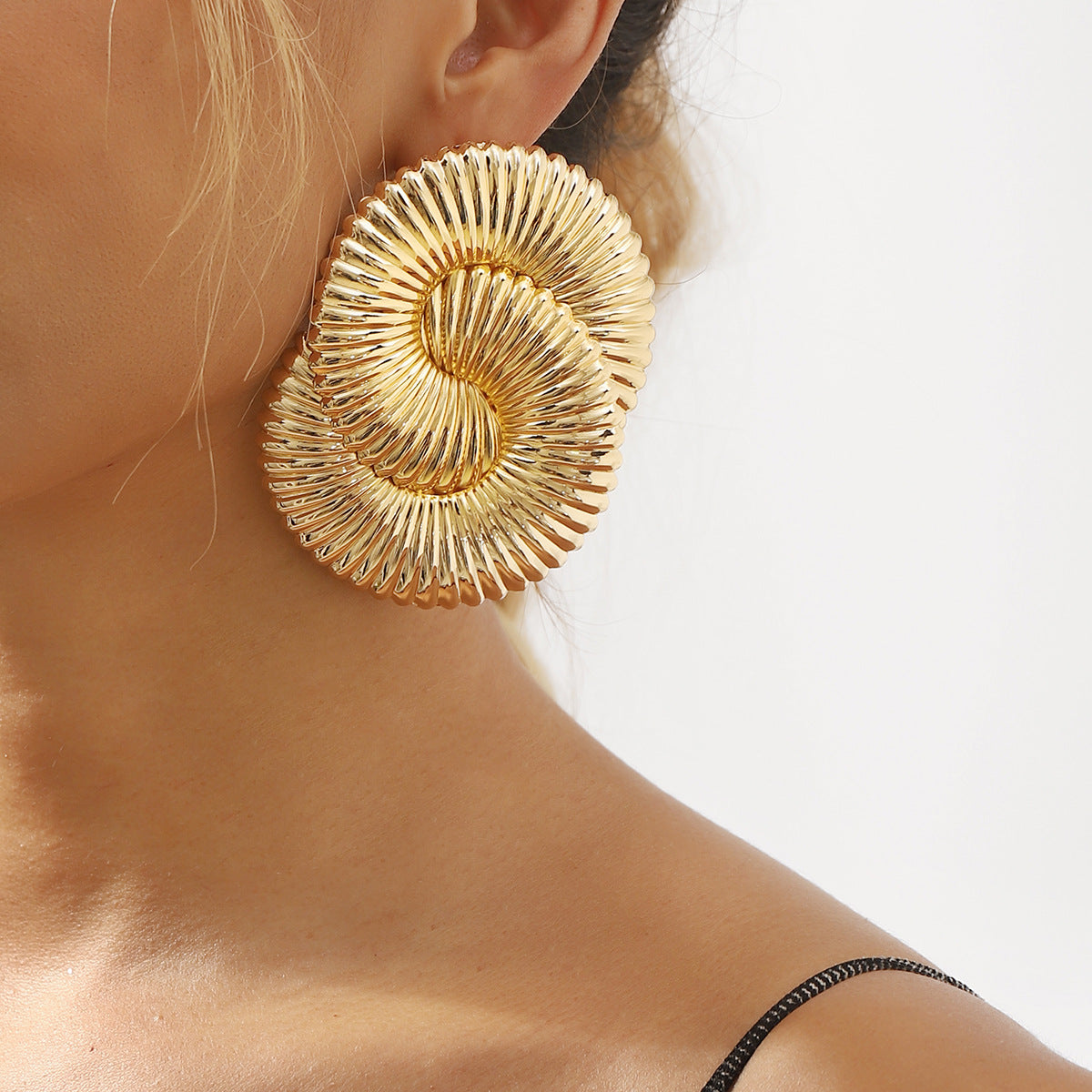 Orecchini a Cerchio Geometrici Grandi da Donna in Metallo con Textura Ondulata Intrecciata e Finitura Galvanica
