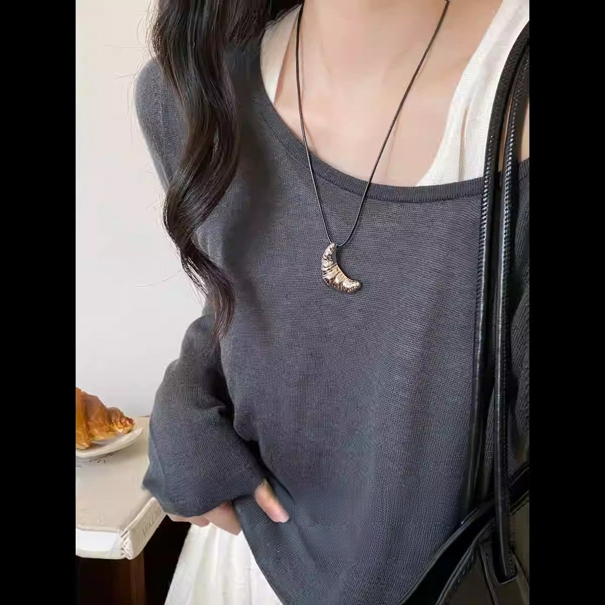 Collana con Pendente Geometrico Minimalista da Donna in Lega con Finitura Elettroplaccata — Catena Leggera per Maglione, Accessorio di Lusso Versatile