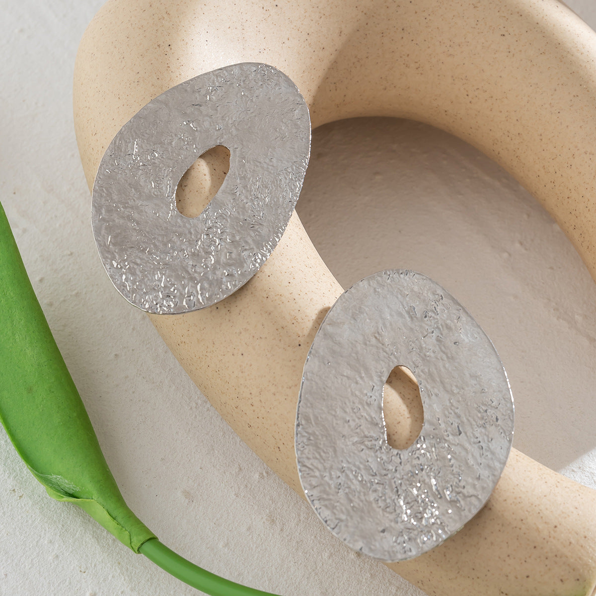 Orecchini da donna geometrici irregolari a cerchio in metallo, con finitura opaca e superficie placcata, dallo stile minimalista