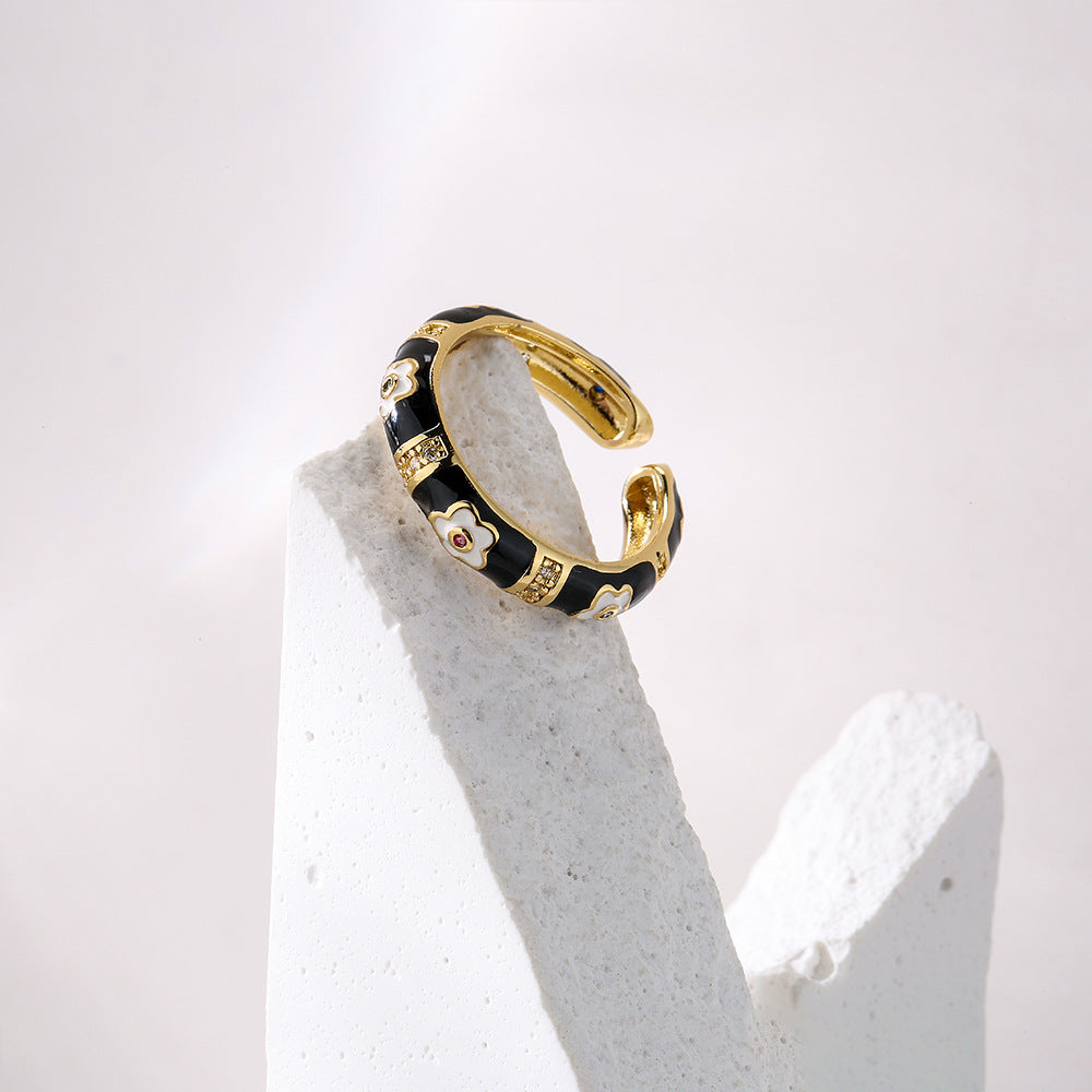 Anillo de flores geométricas irregulares estilo bohemio para mujer, hecho de cobre con chapado en oro de 18 quilates y acabado esmaltado