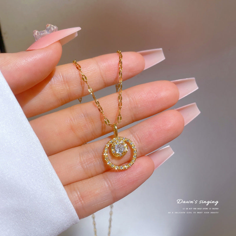 Collana di lusso fresca e dolce geometrica rotonda con ciondolo in titanio, strass e zircone, placcata in rame dorato