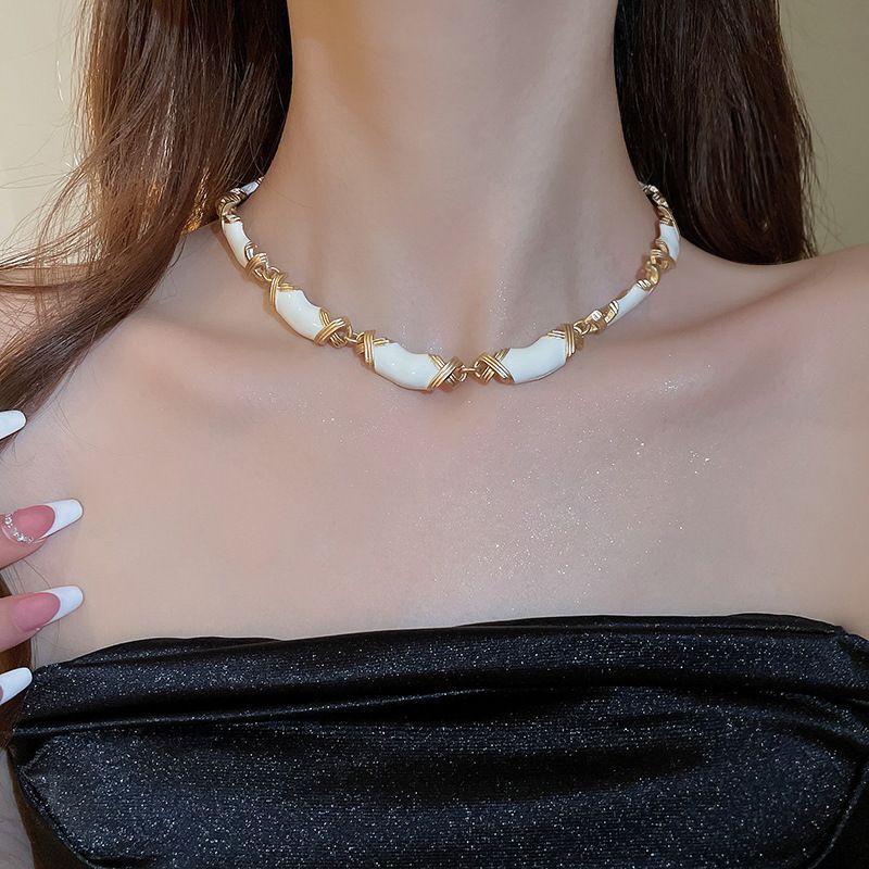 Set di bracciale con perline triangolari e collana a clavicola da donna in stile vintage, gioielli placcati in lega con design geometrico