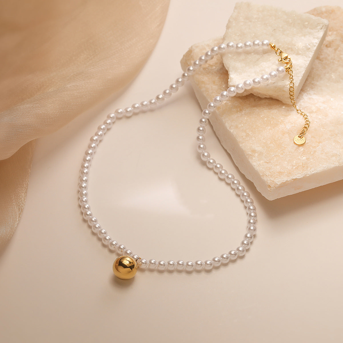 Collana a Sfera Rotonda Geometrica Minimalista da Donna in Acciaio al Titanio Placcato Oro 18K con Accento di Perle