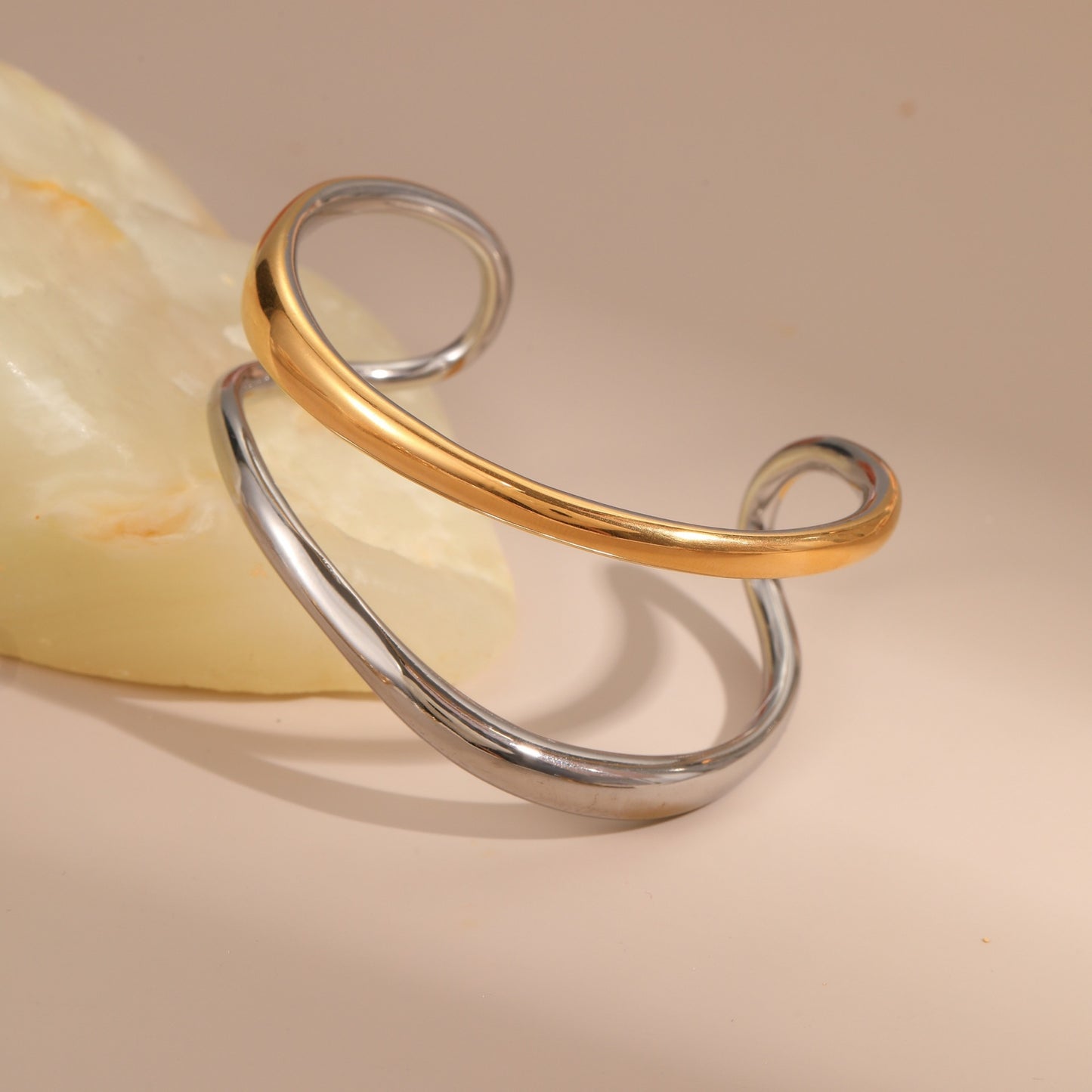 Fashionable Geometric Stainless Steel Cuff Bracelet with 18K Gold Plating for Women