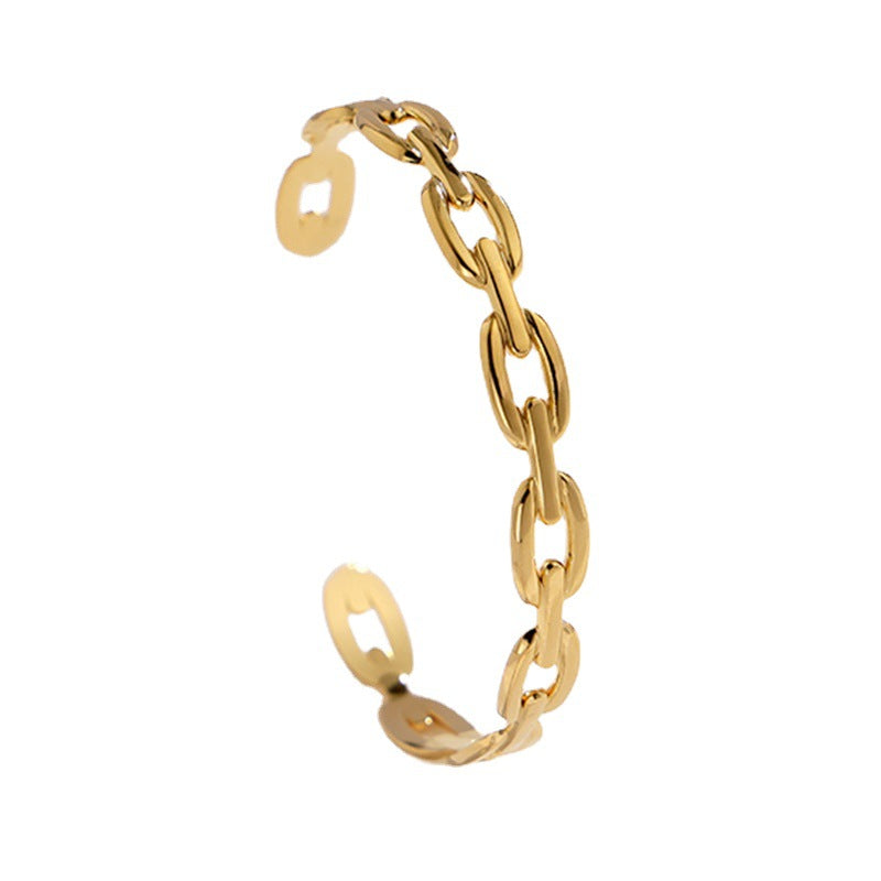Pulsera Minimalista de Acero de Titanio Abierta para Mujer con Acabado Chapado y Detalle de Cadena