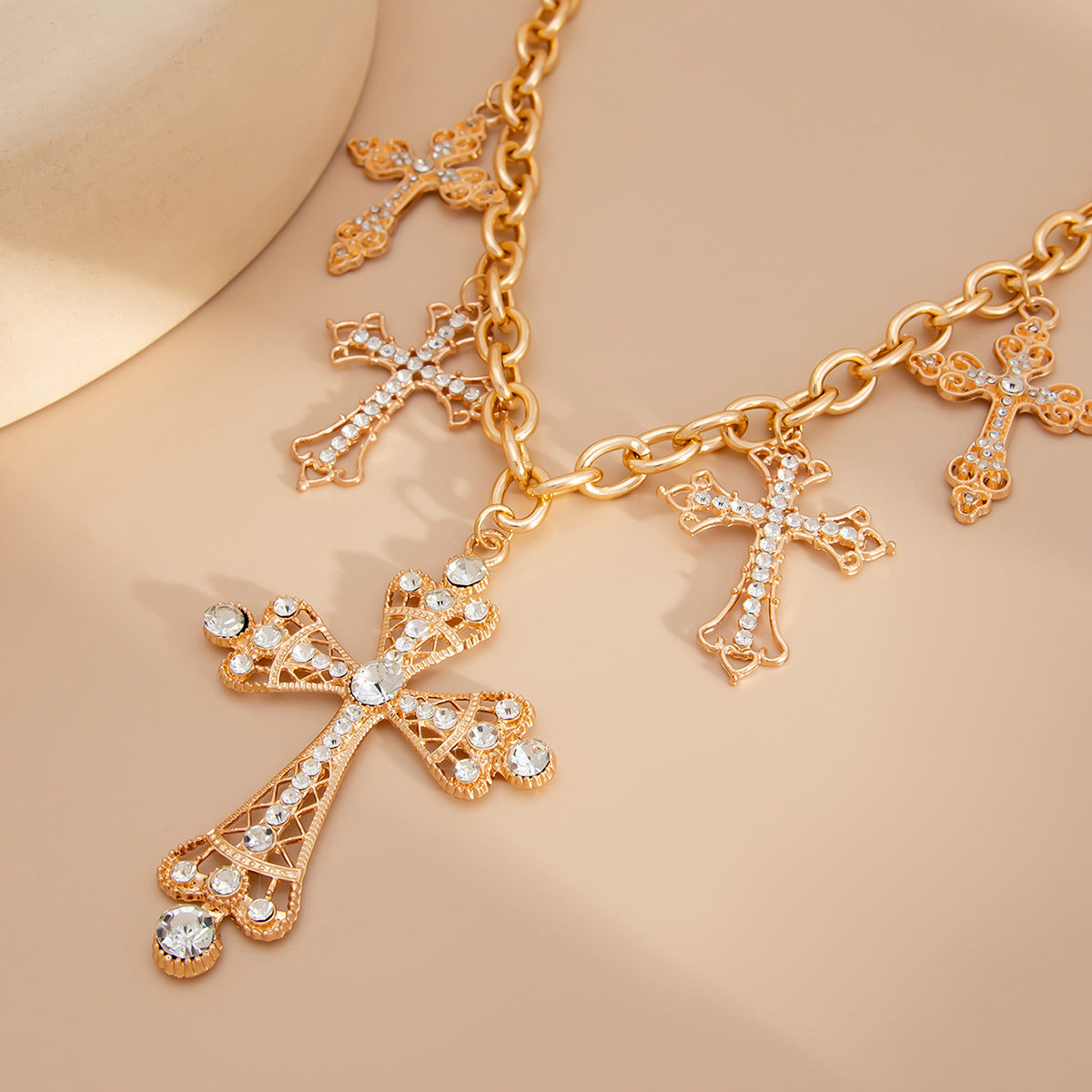 Collana con ciondolo a croce geometrica audace da donna, catena in lega con intarsio in strass e finitura placcata
