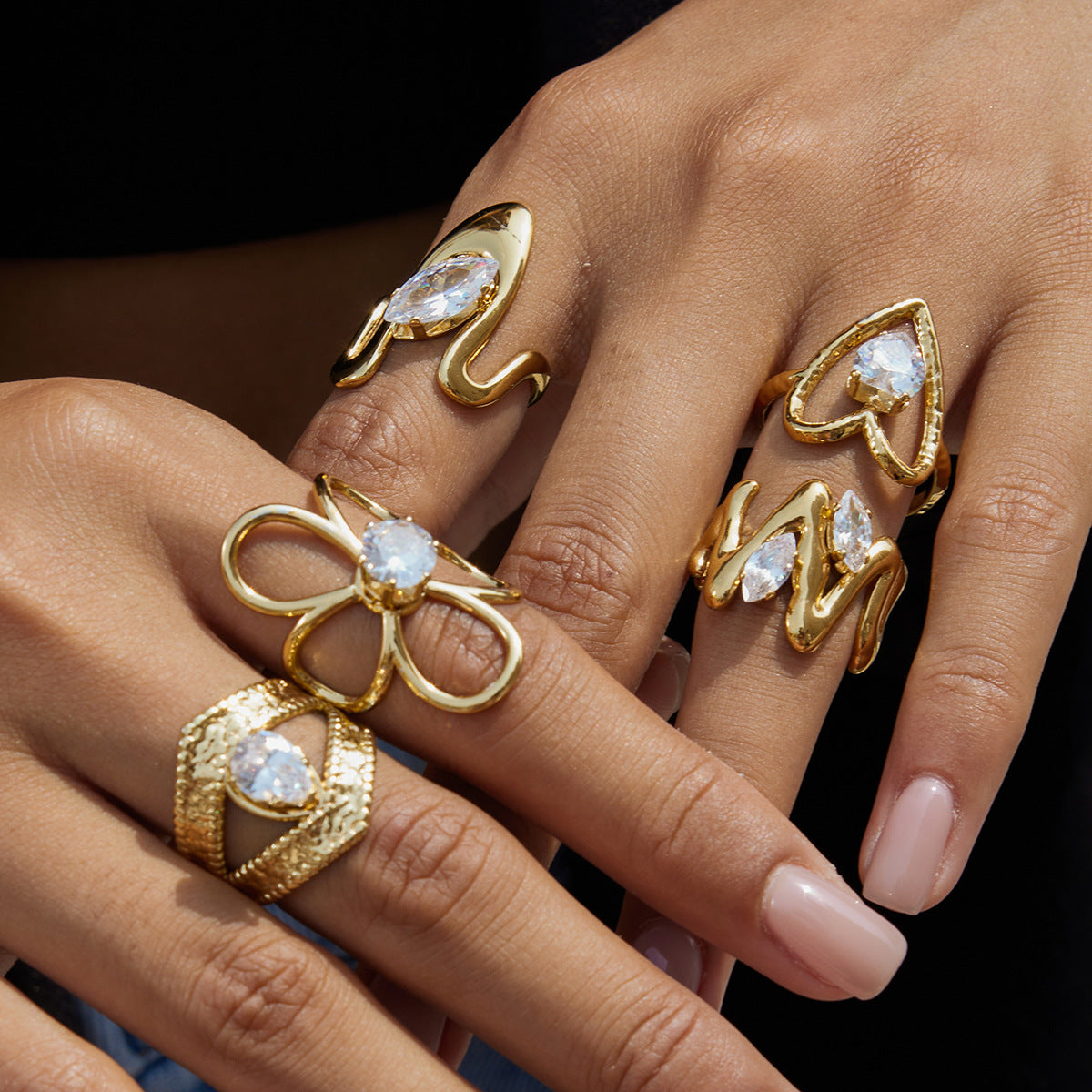Anillo de acero de titanio con forma de corazón, incrustaciones de diamantes de imitación y acabado chapado, a la moda para mujer