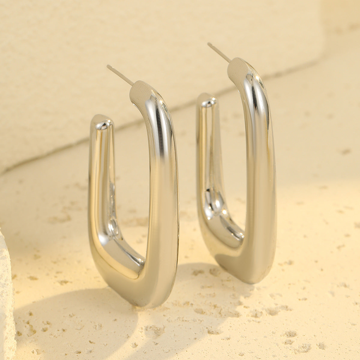 Pendientes huecos en forma de U de acero inoxidable estilo vintage con chapado en oro de 18 quilates para mujer