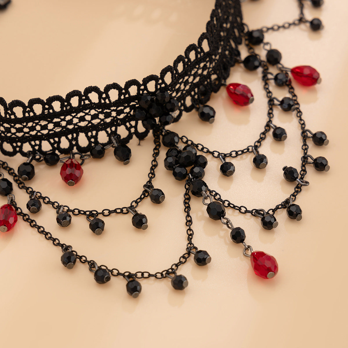 Collana Gotica da Donna Stile Dark con Ciondolo Geometrico, Intarsio di Strass Rossi e Catena in Pizzo