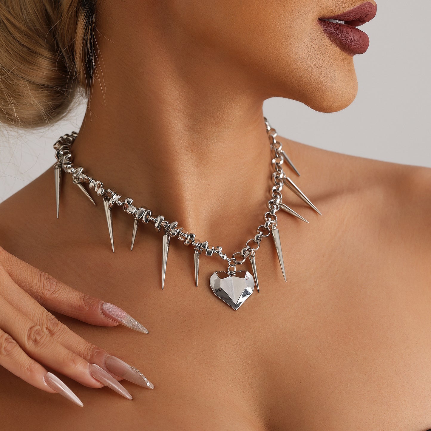 Fashionable Irregular Beaded Heart-Shaped Titanium-Look Alloy Pendant Necklace for Women with Plated Finish and Clavicle Chain Style