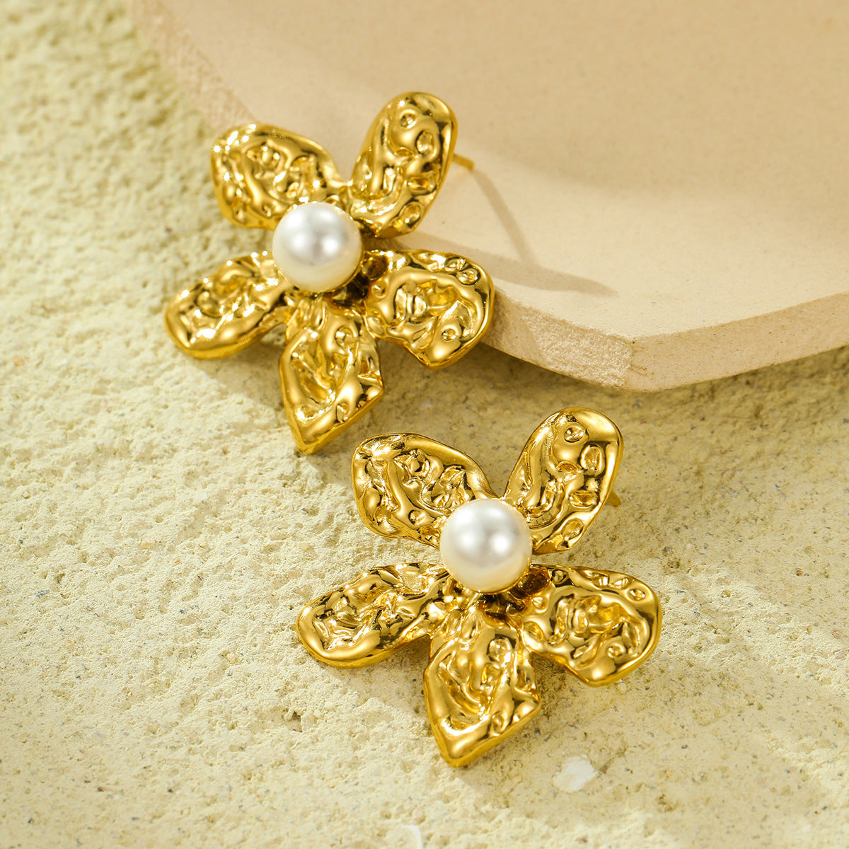 Orecchini da donna in acciaio inossidabile a forma di cinque petali in stile vintage con dettagli di perle