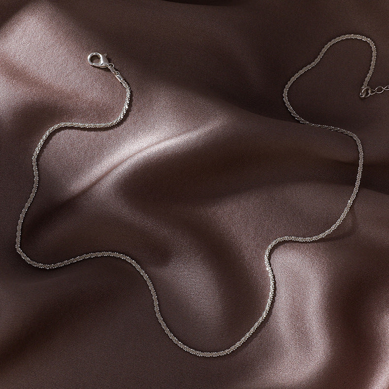 Elegante collana corta da donna in argento sterling con texture ondulata e delicato design a clavicola