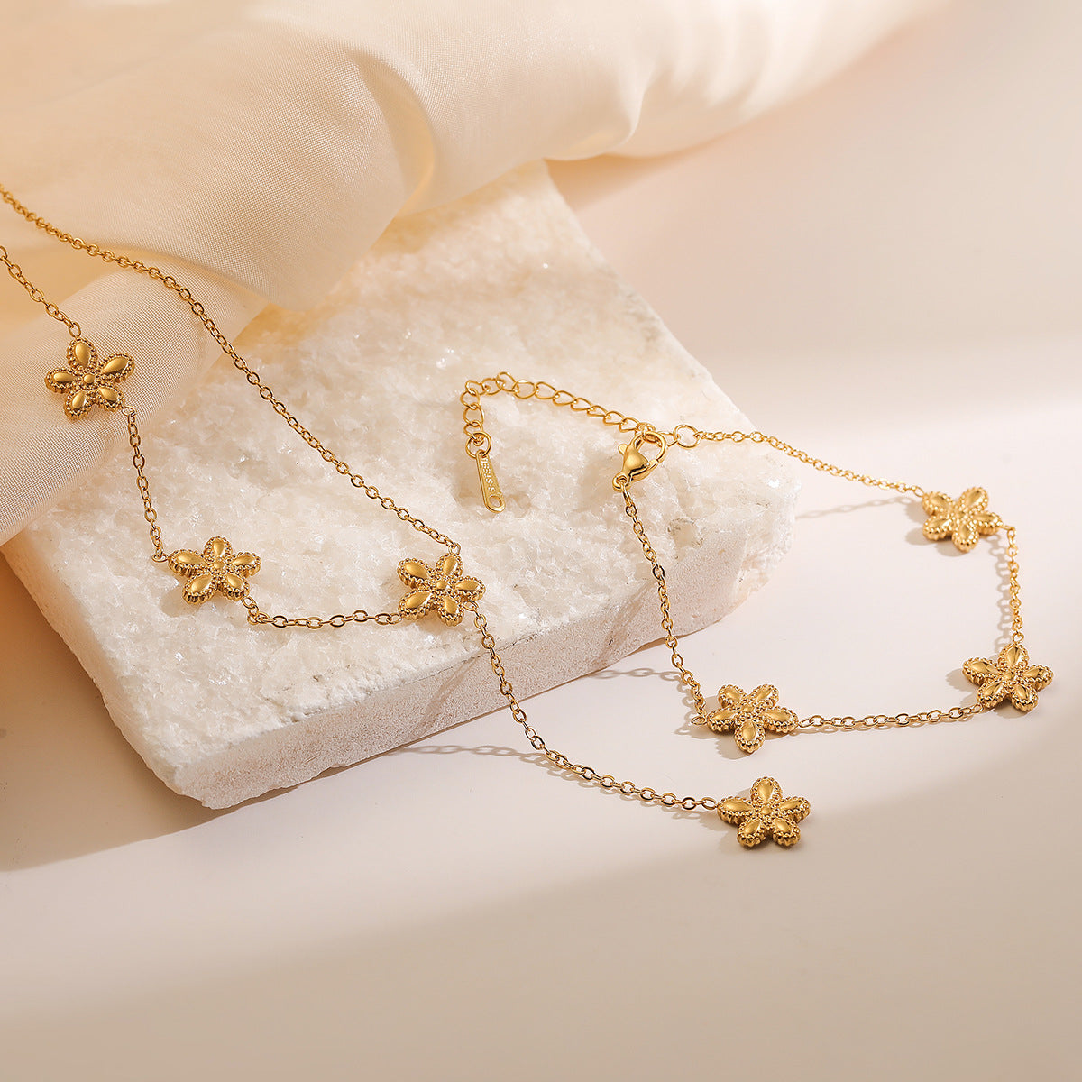 Elegant Gold-Plated Floral Pendant Necklace for Women with Stainless Steel Chain and Geometric Design