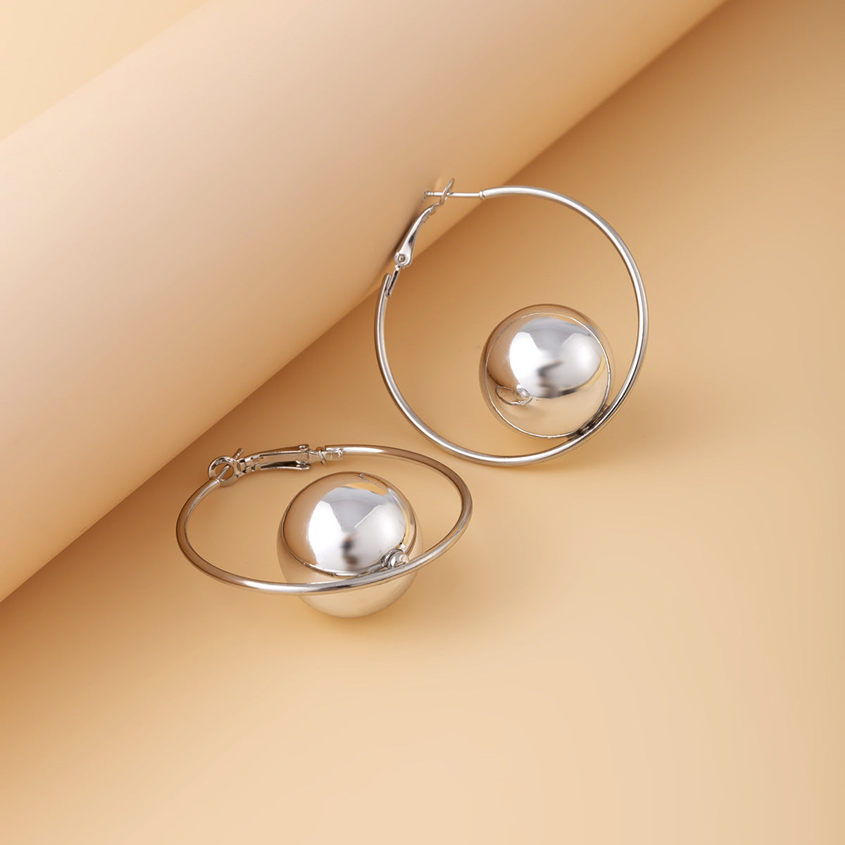 Pendientes minimalistas de tuerca con círculo geométrico hueco de metal chapado para mujer