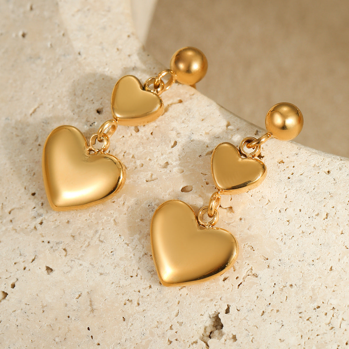 Orecchini da donna minimalisti in acciaio inossidabile lucidato a forma di cuore con placcatura in oro