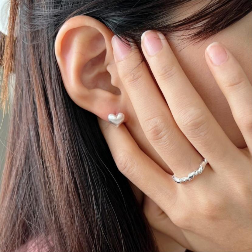 Pendientes minimalistas de plata de ley 925 con forma de corazón, acabado cepillado y acento geométrico