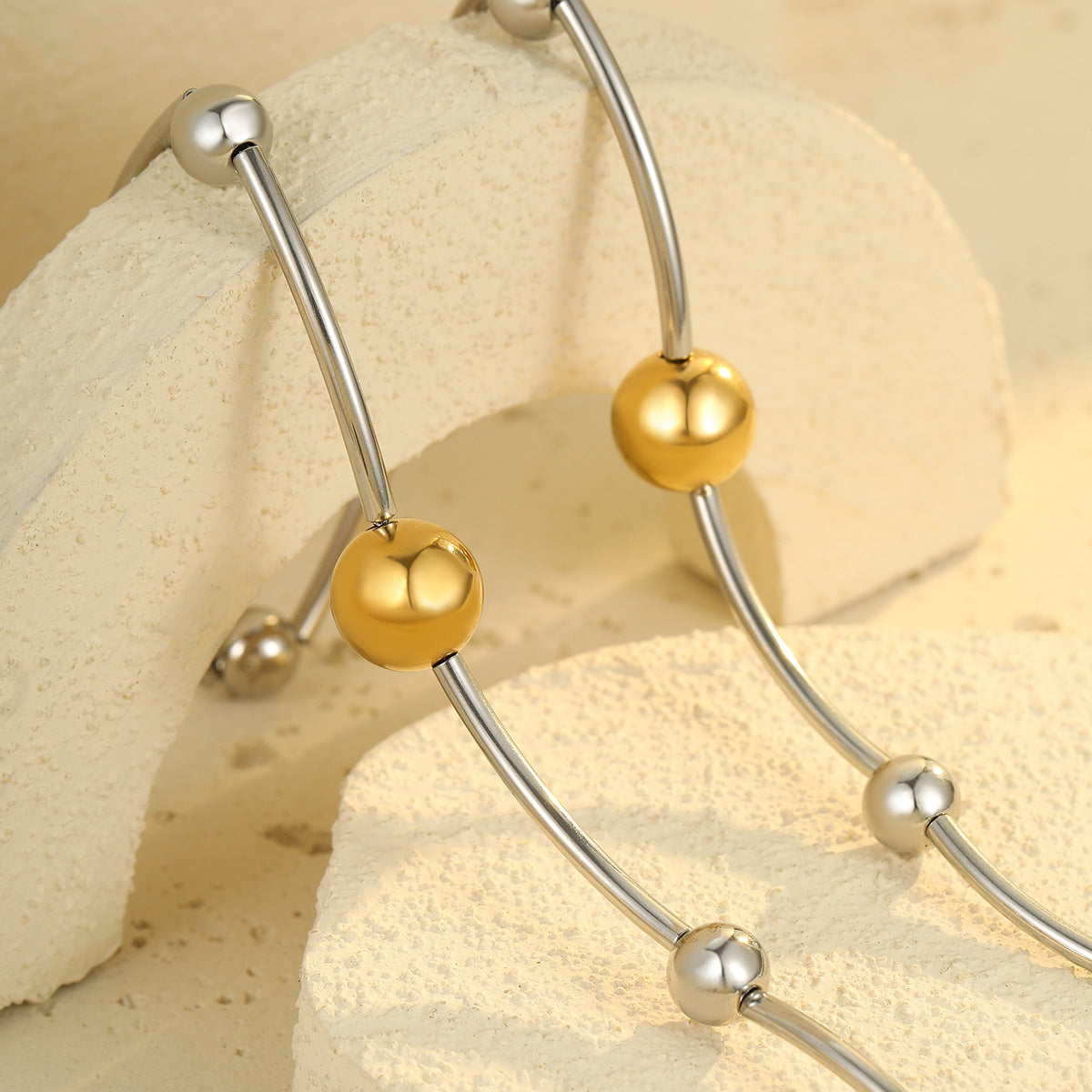Gargantilla para mujer de moda chapada en oro de 18 quilates, de acero inoxidable, con diseño de cuentas redondas huecas, de dos tonos