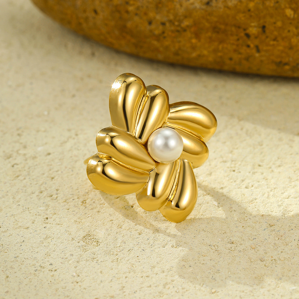 Anillo de acero de titanio cuadrado geométrico con baño de oro e incrustaciones de perlas para mujer