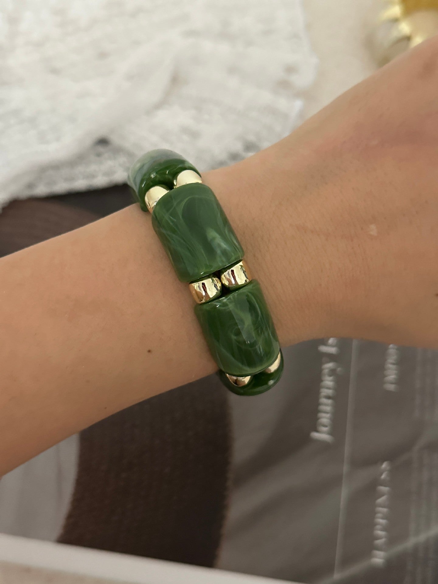 Bracciale elastico in acrilico con figure geometriche colorate