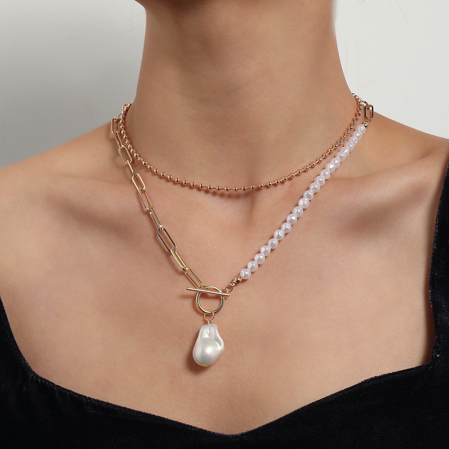 Geometric Short Pendant Necklace for Women Alloy Ball Chain with Mother of Pearl Inlay