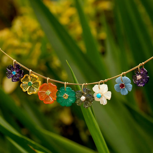 Collar con colgante de latón chapado y circonitas cúbicas con diseño floral vintage
