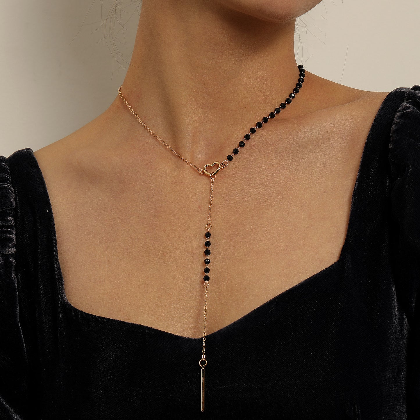 Elegante Collana Pendente da Donna a Tassello Lungo a Y con Ciondolo a Cuore e Catenina a Croce in Lega con Pietra Nera