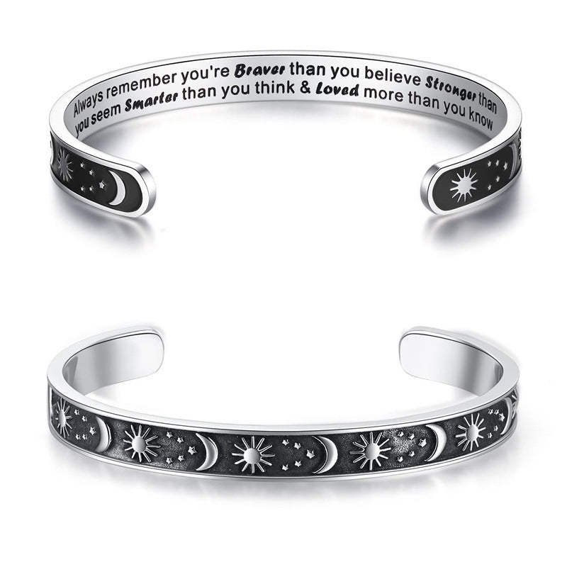 Pulsera Minimalista de Acero Inoxidable Grabada con Láser, con Diseño C, Motivo de Sol, Luna y Estrellas y Texto Inspirador en Inglés