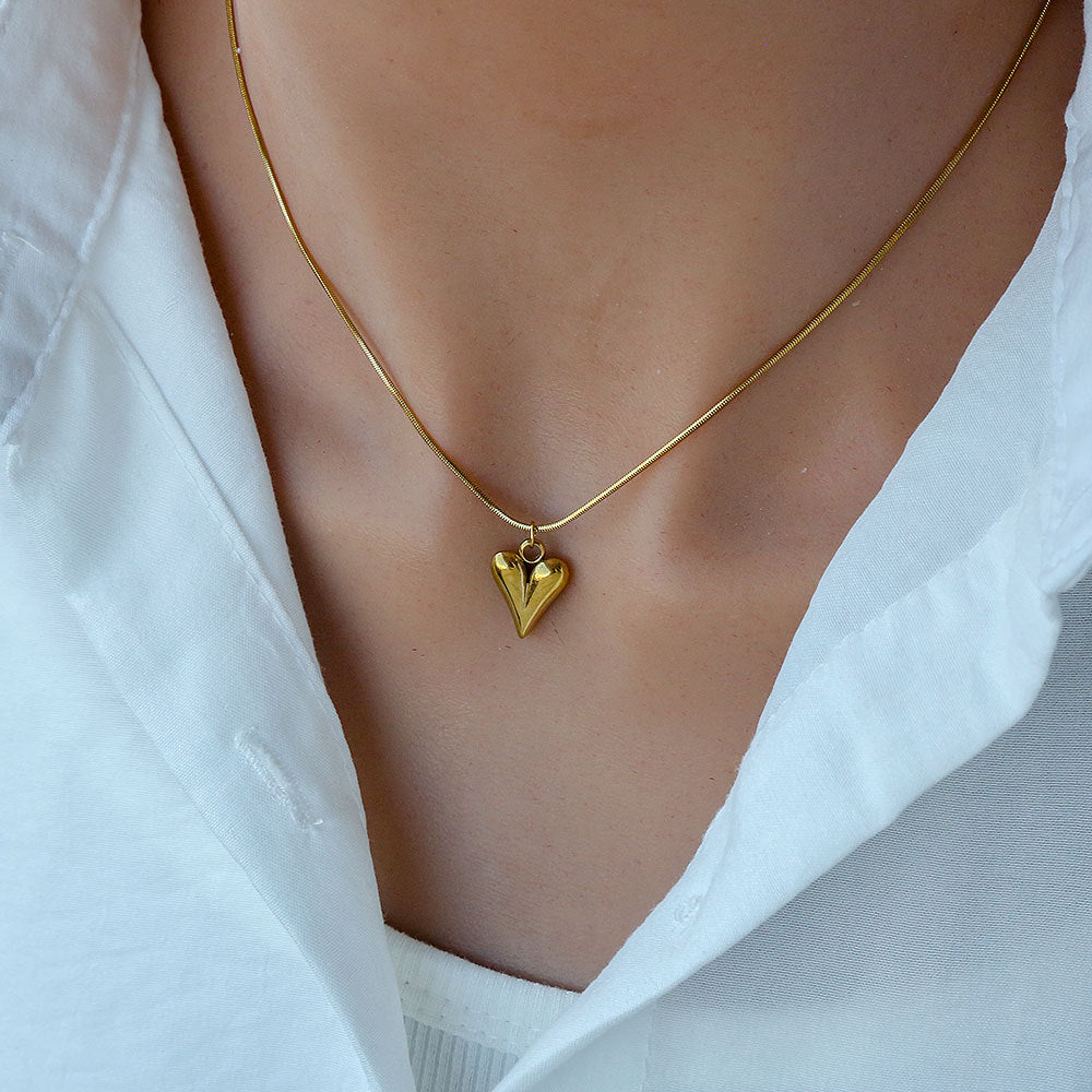 Collar Corazón Minimalista Natural de Acero Titanio Bañado en Oro 18K para Mujer con Broche de Langosta y Acabado Pulido
