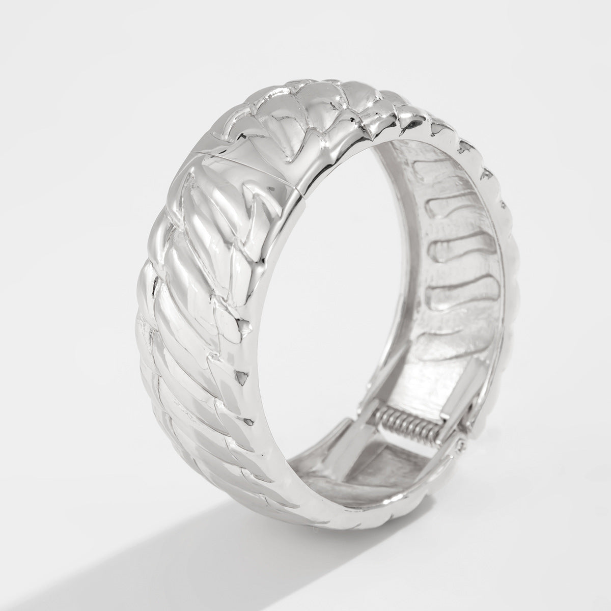 Pulsera de puño de metal líquido arrugado irregular con acabado chapado de alto brillo para mujer