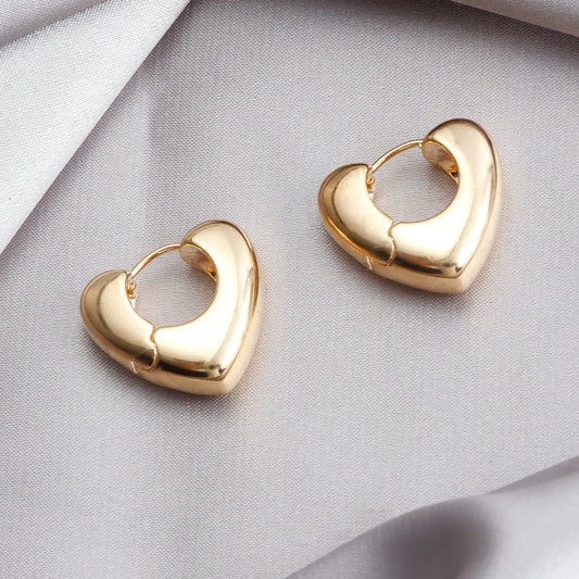 Orecchini da donna minimalisti in lega a forma di cuore cavo con finitura placcata