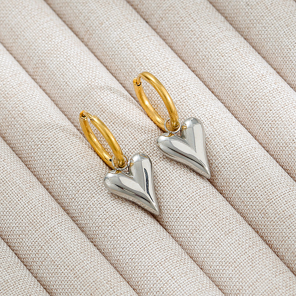 Pendientes minimalistas de corazón de acero inoxidable y titanio de contraste con baño de oro, acabado pulido, accesorio de moda versátil para mujer