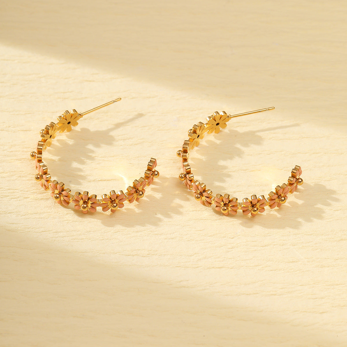 Pendientes de acero de titanio esmaltados con forma floral de moda para mujer, de acero inoxidable hipoalergénico con chapado en oro de 18 quilates