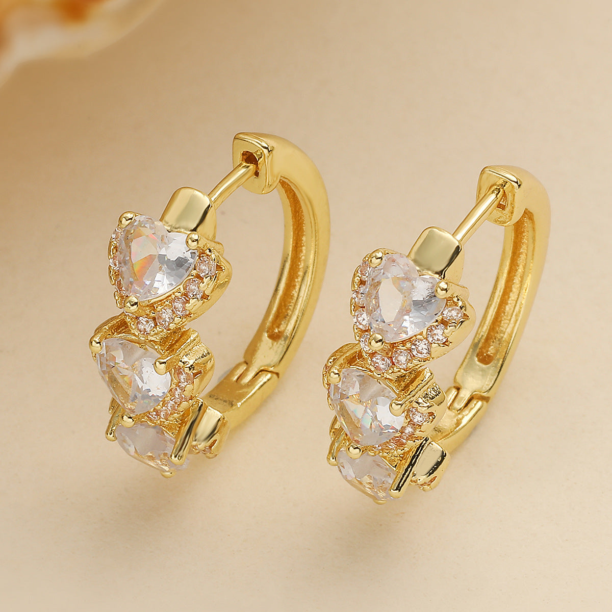 Orecchini Ear Cuff a Cuore Geometrico Minimalista di Lusso con Zirconi per Donna in Rame Placcato Oro 18K