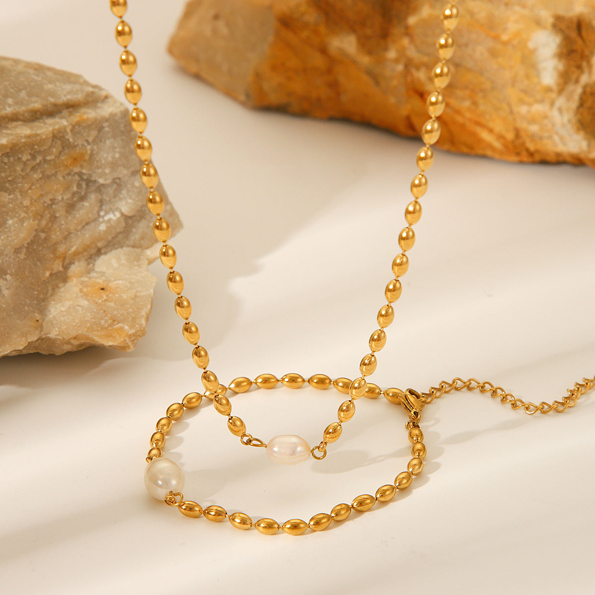 Collana con ciondolo ovale minimalista con perla d'acqua dolce in acciaio inossidabile con design geometrico da donna